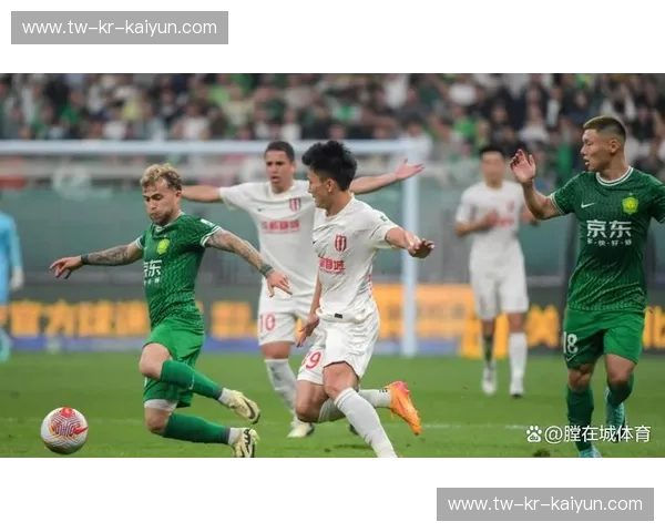 绿茵对决，荣耀之战：中超双雄恒大与国安的恩怨情仇